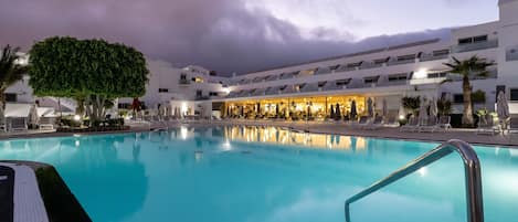 Piscine extérieure, parasols de plage, chaises longues