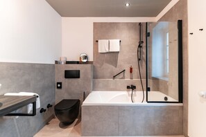 Economy Double Room | Bathroom | Hair dryer, towels - Boutique-Hotel Bayerischer Hof (Kempten)