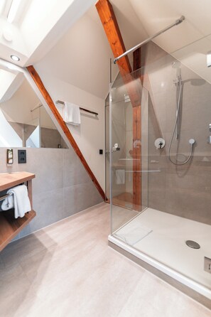Double Room (Maisonette) | Bathroom | Hair dryer, towels - Boutique-Hotel Bayerischer Hof (Kempten)