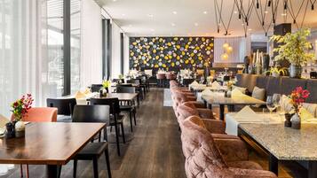 Con mesas al aire libre