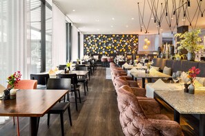 Con mesas al aire libre 