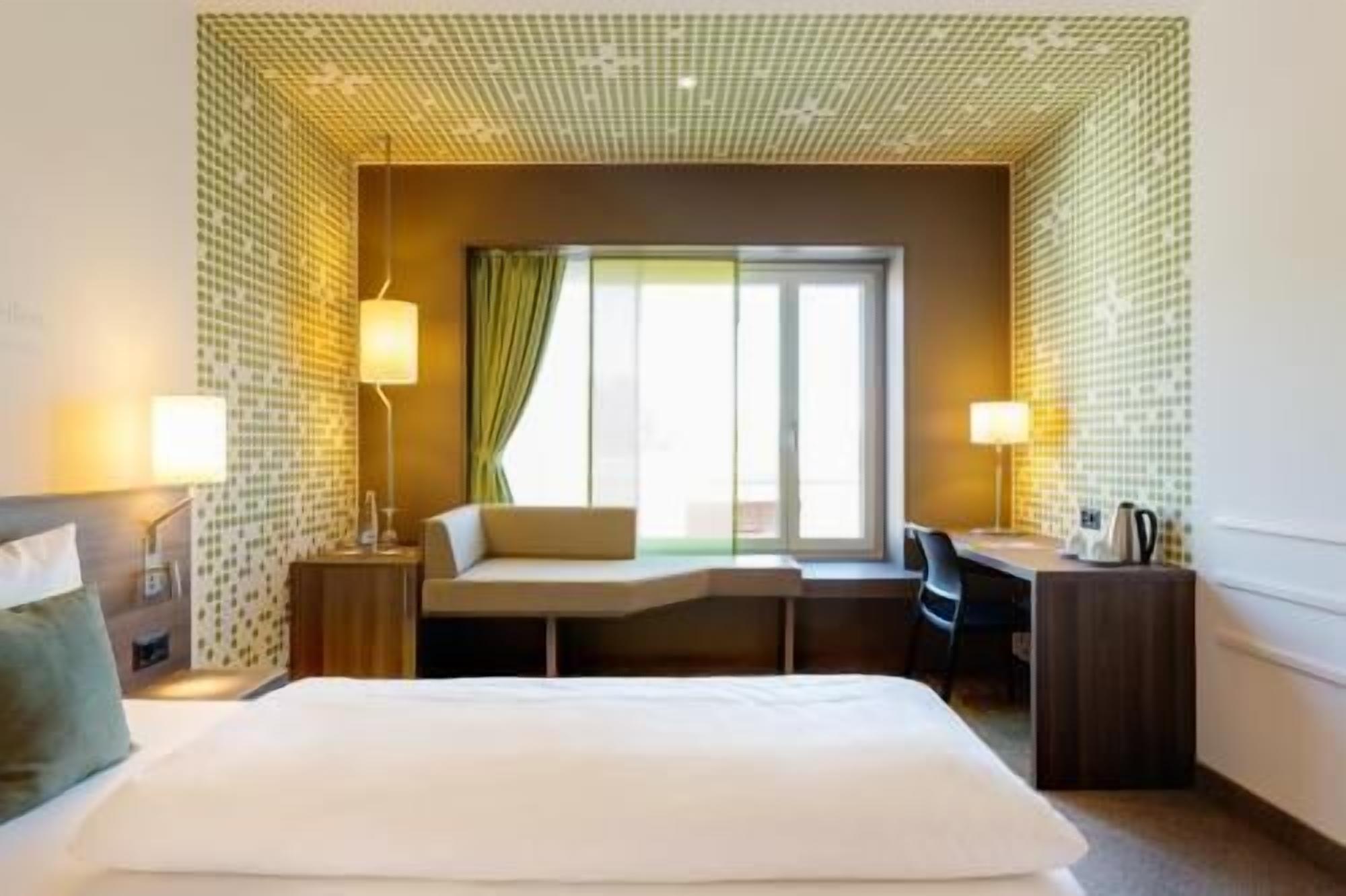 Een kluis op de kamer, een bureau, verduisterende gordijnen