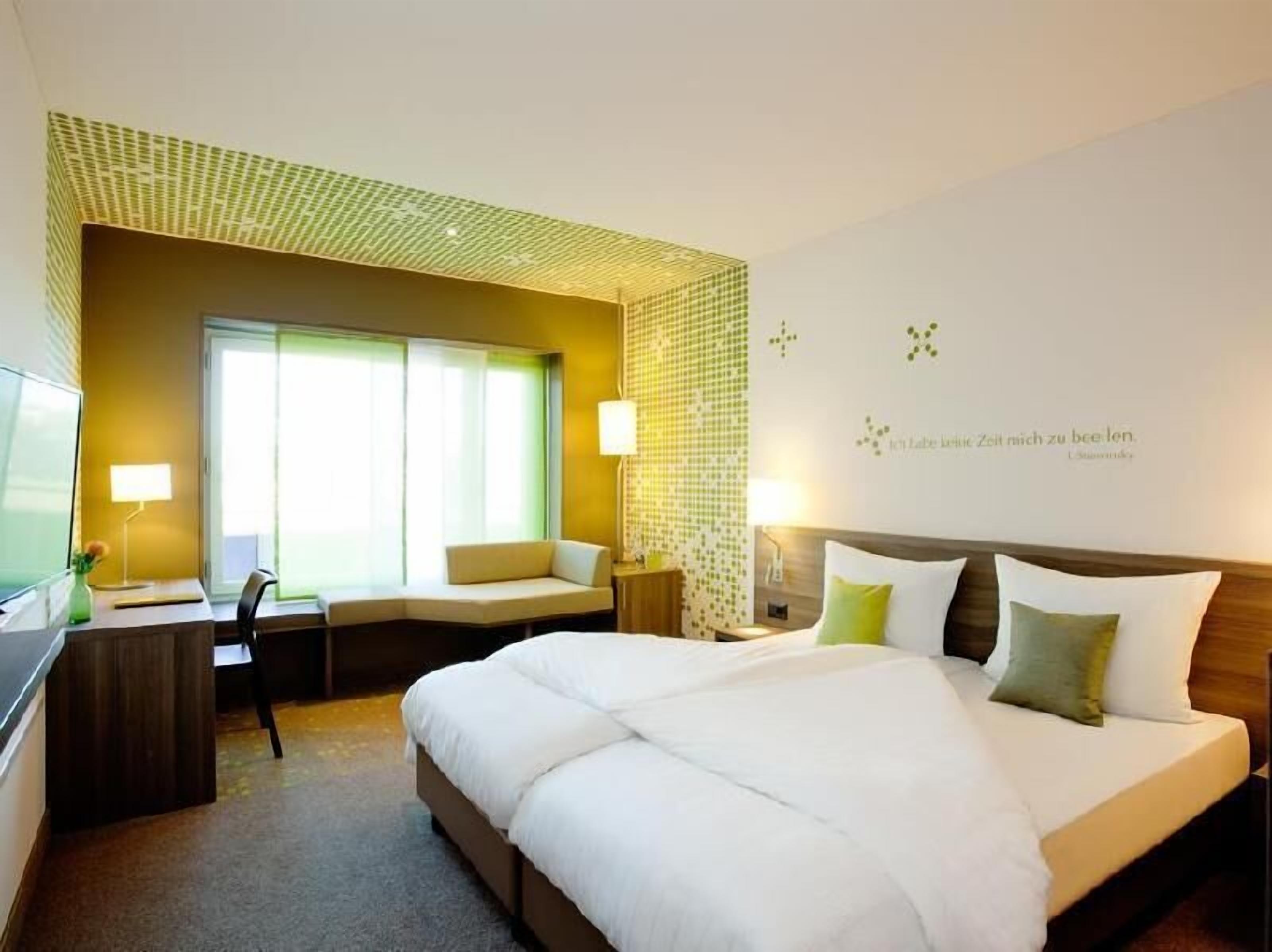 Een kluis op de kamer, een bureau, verduisterende gordijnen