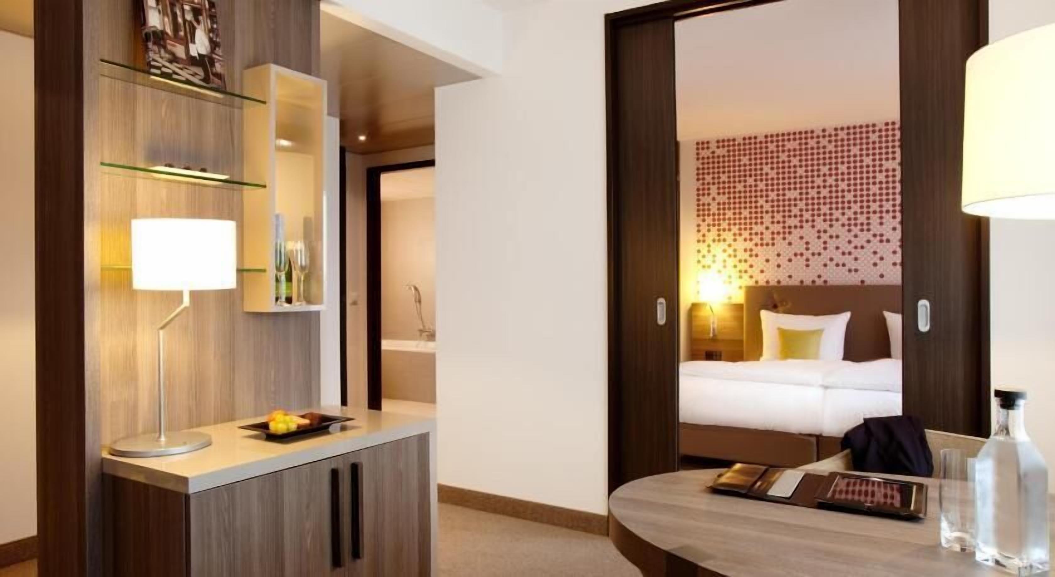 Een kluis op de kamer, een bureau, verduisterende gordijnen