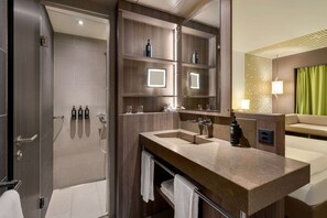 Regadera tipo lluvia, amenidades de baño gratuitas, secadora de cabello 