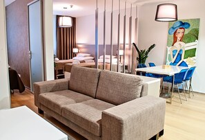 Căn hộ Executive, 1 phòng ngủ (4 pax) | Khu phòng khách | TV màn hình phẳng, đầu đĩa DVD 