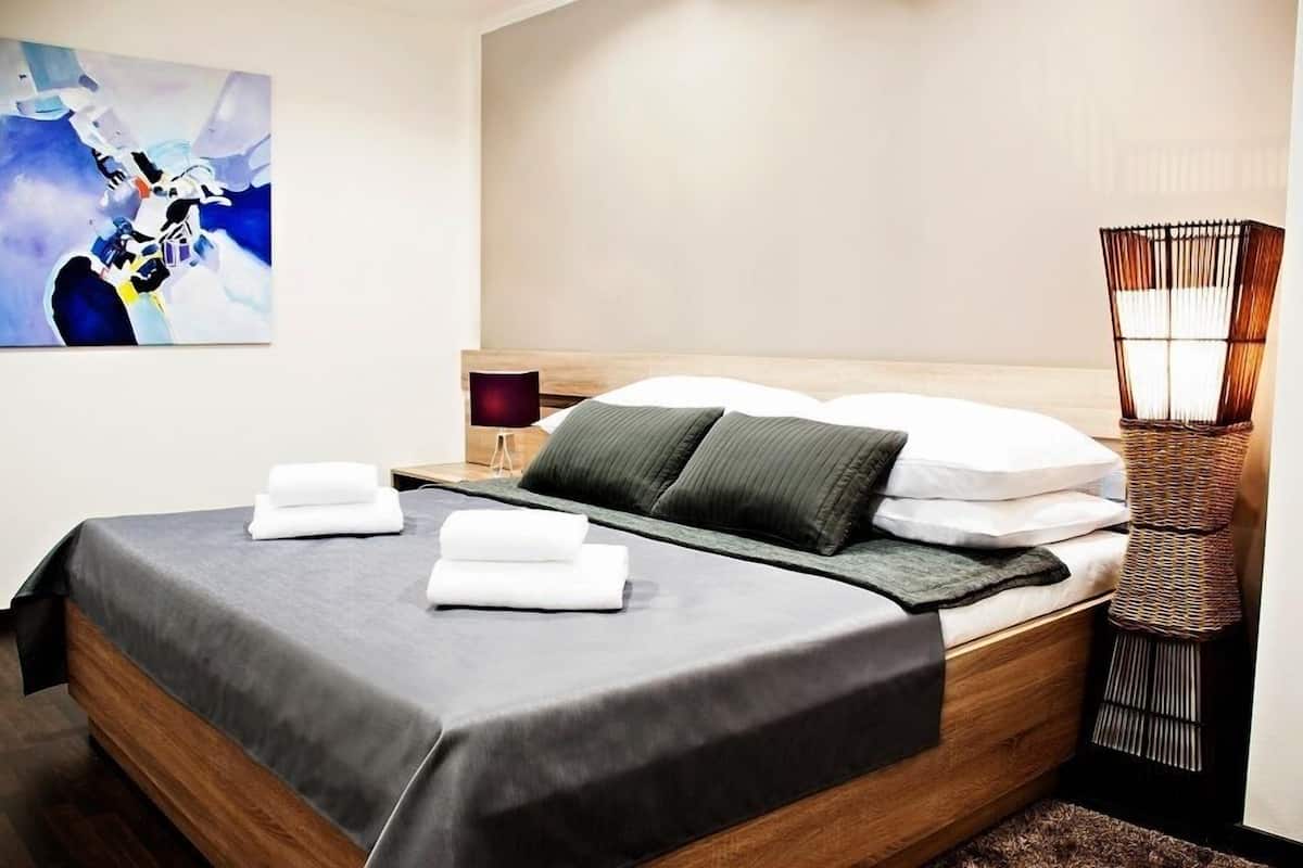 Apartamento, 1 quarto (4 pax) | Cofres nos quartos, escrivaninha, quartos à prova de som