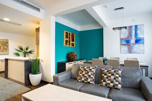 Leilighet – executive, 2 soverom (4 pax) | Oppholdsområde | Flatskjerm-TV og DVD-spiller