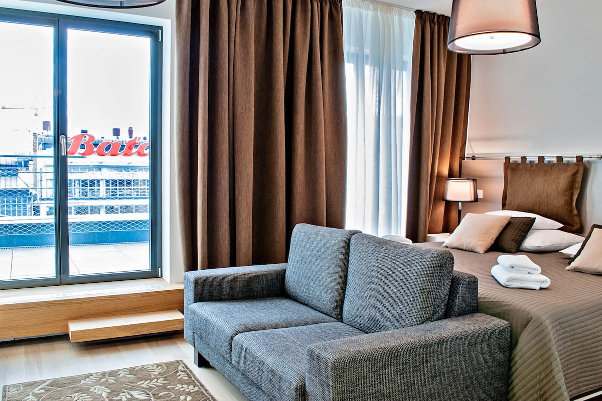 Apartamento, terraço, vista para a cidade | Cofres nos quartos, escrivaninha, quartos à prova de som