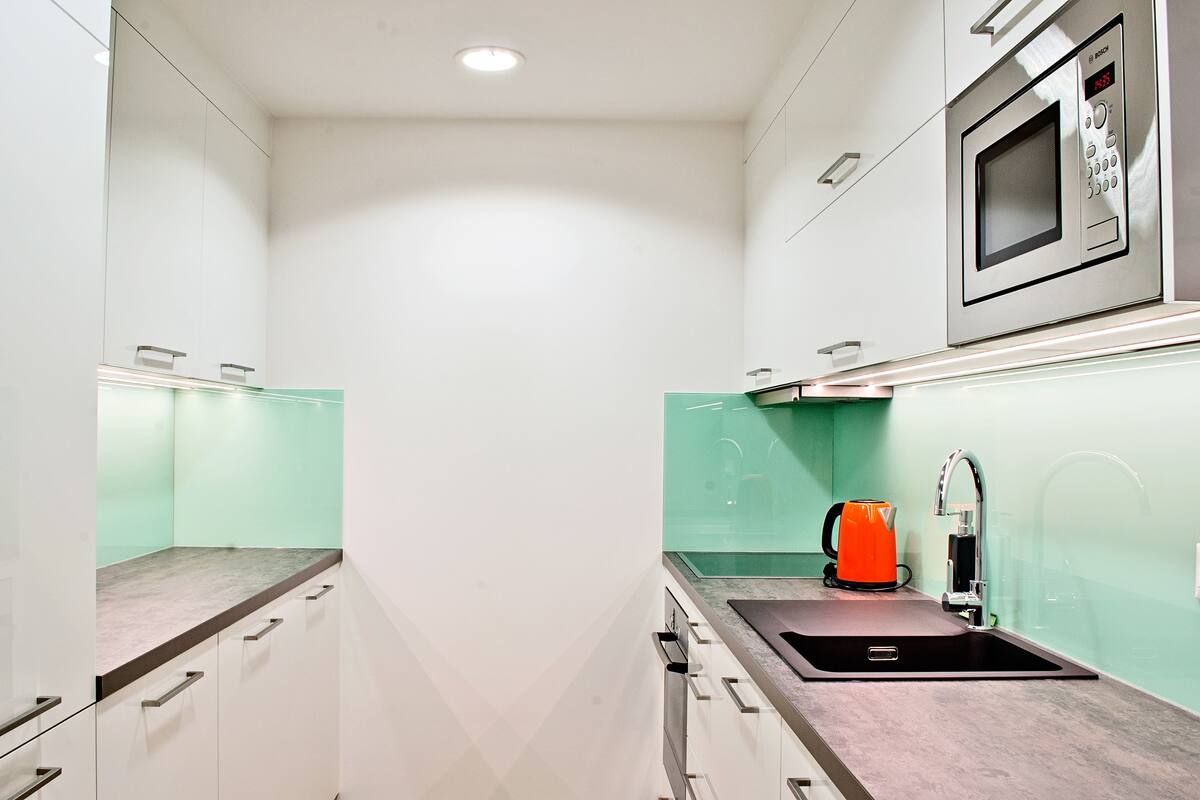Apartamento, 1 quarto (2 pax) | Cozinha americana privada | Geladeira grande, micro-ondas, cooktop, lava-louças