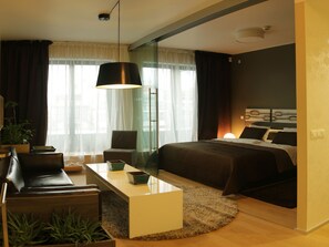 Căn hộ, hiên, quang cảnh thành phố | Két bảo mật tại phòng, bàn, phòng cách âm, bàn ủi/dụng cụ ủi quần áo 