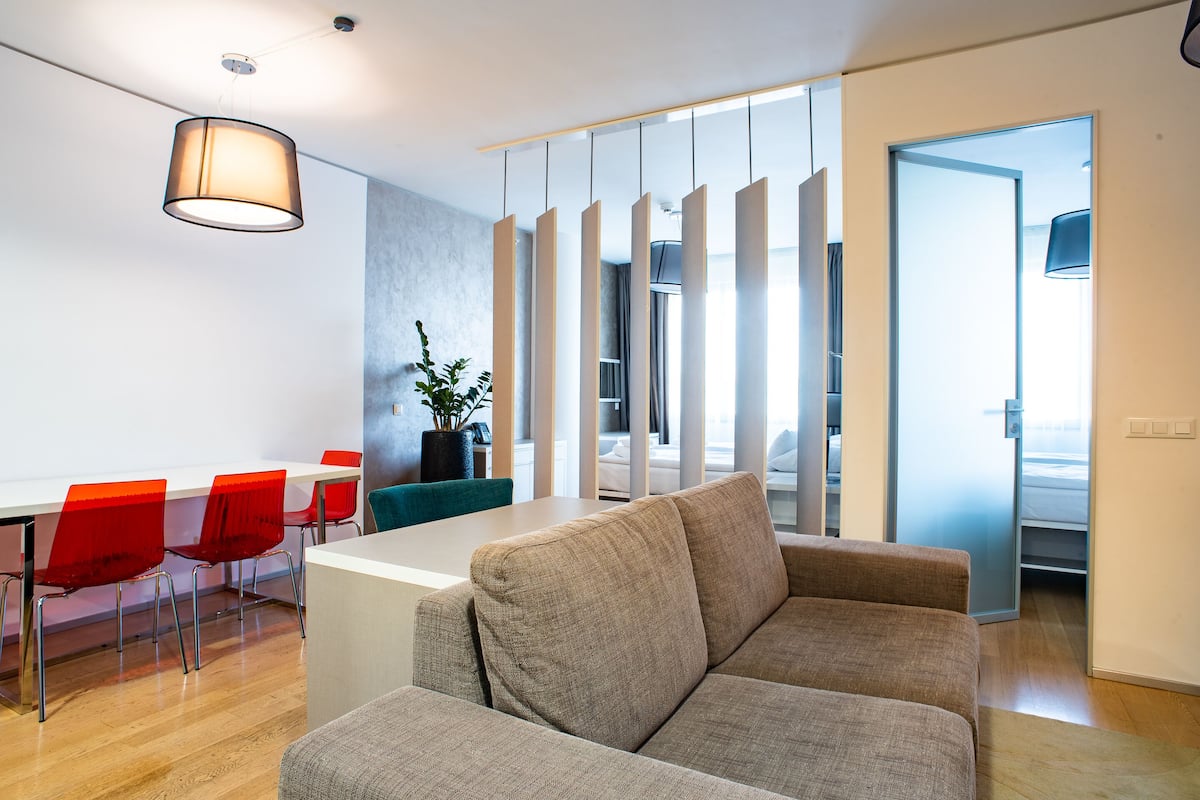 Apartamento executivo, 1 quarto (4 pax) | Área de estar | TV de tela plana, DVD player