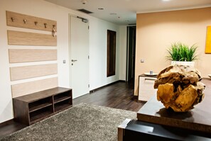 Apartamento executivo, 2 quartos (4 pax) | Área de estar | TV de tela plana, DVD player