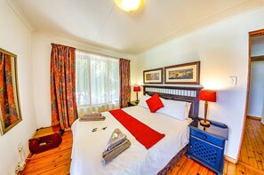 Apartment, 2 Bedrooms | In-room safe, desk, free WiFi, bed sheets - Amper Bo Guesthouse (Pretoria)