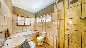 Apartment, 1 Bedroom | Bathroom | Free toiletries, towels