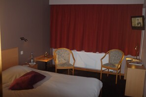 Cortinas opacas, wifi gratis, ropa de cama