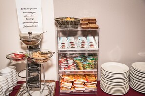 Tägliches kontinentales Frühstück (12 EUR pro Person)