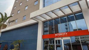 A modern building with a glass facade and a sign reading "Intercity Hotel". - Intercity Teresopolis (Teresópolis)
