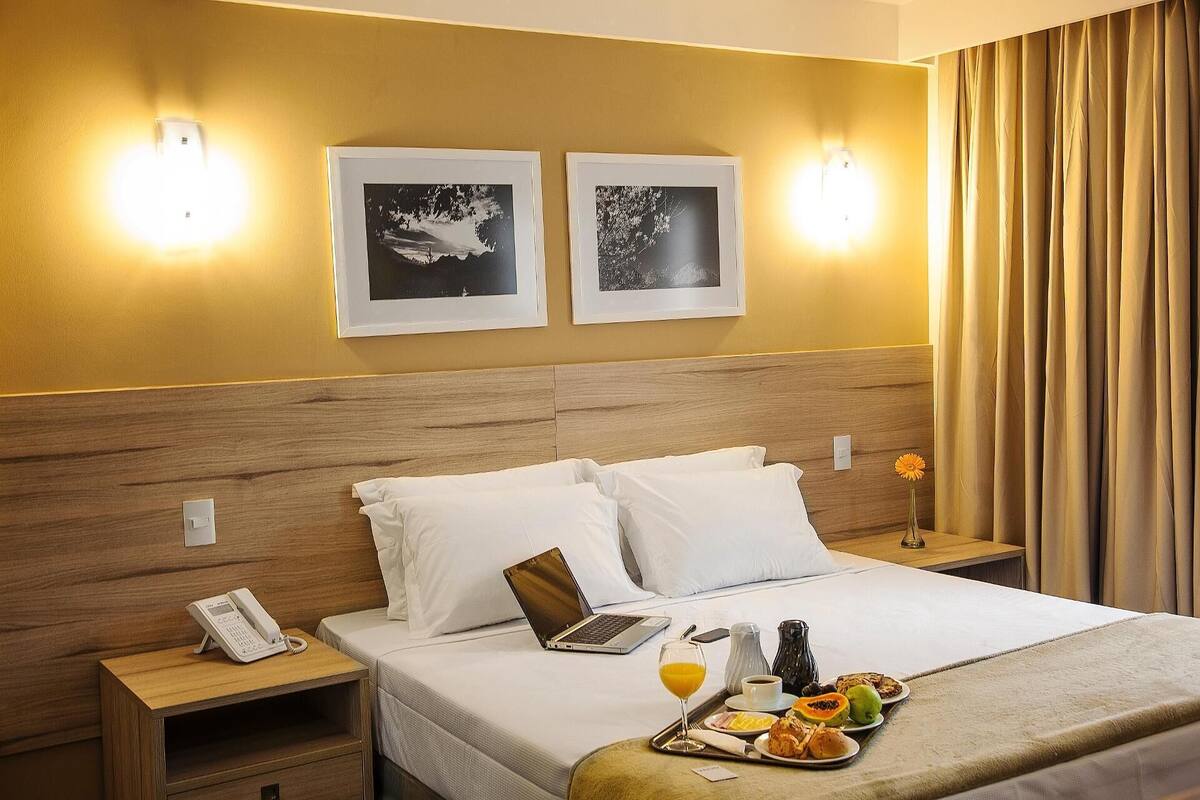 Minibar, escritorio, cortinas opacas y wifi gratis