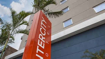 Overnatningsstedets facade – aften/nat