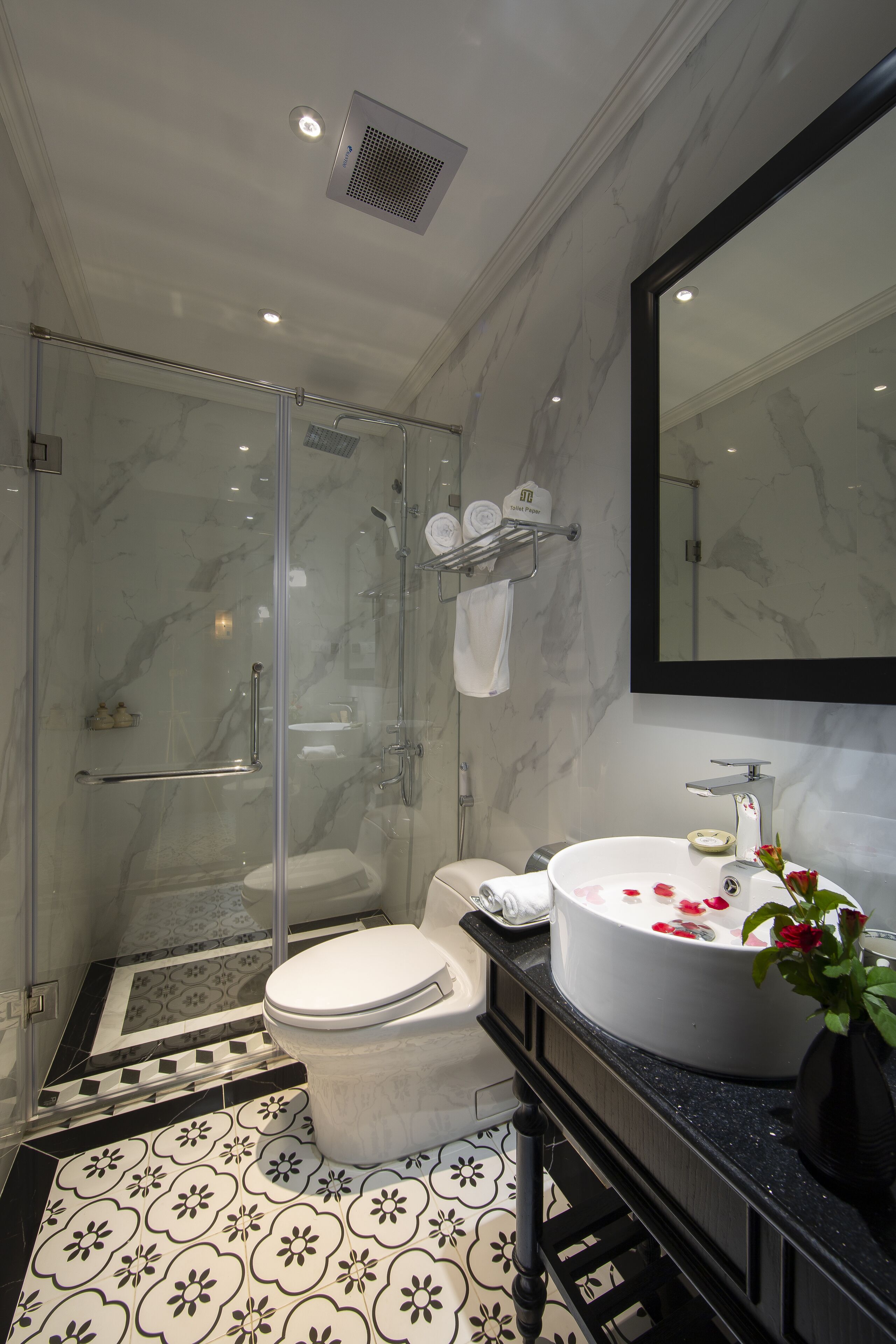 shower, rainfall showerhead, free toiletries, hair dryer