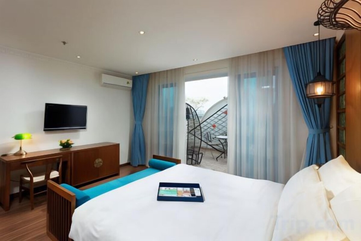 Memory foam beds, minibar (some free items), in-room safe, desk
