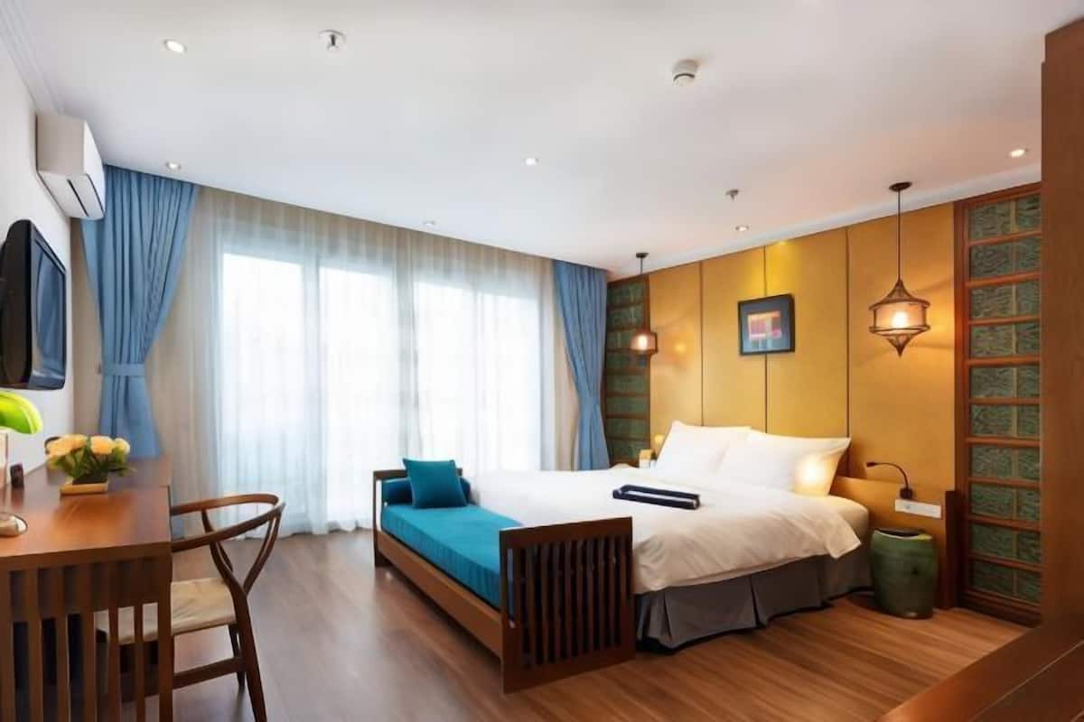 1 bedroom, memory-foam beds, free minibar items, in-room safe