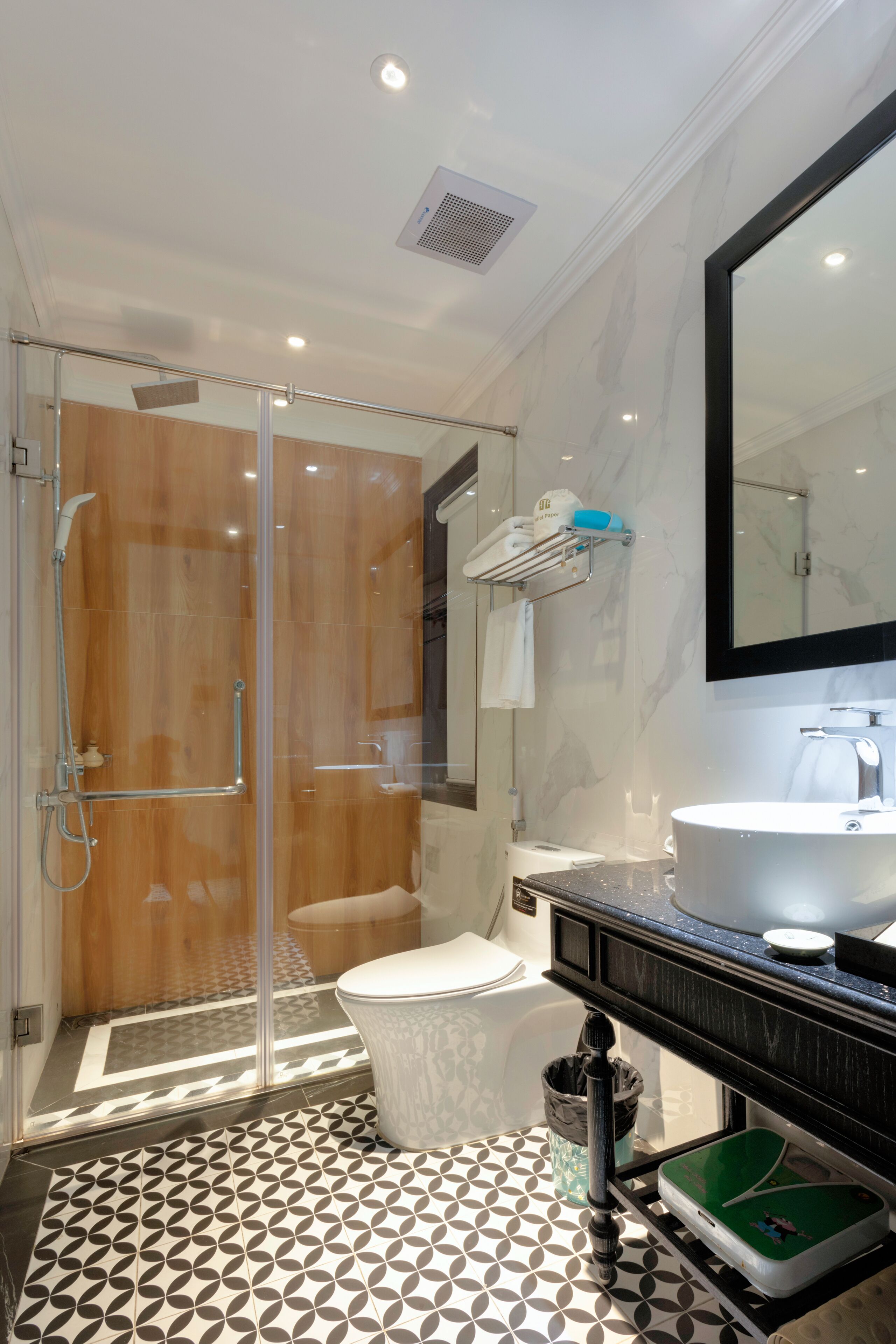 shower, rainfall showerhead, free toiletries, hair dryer