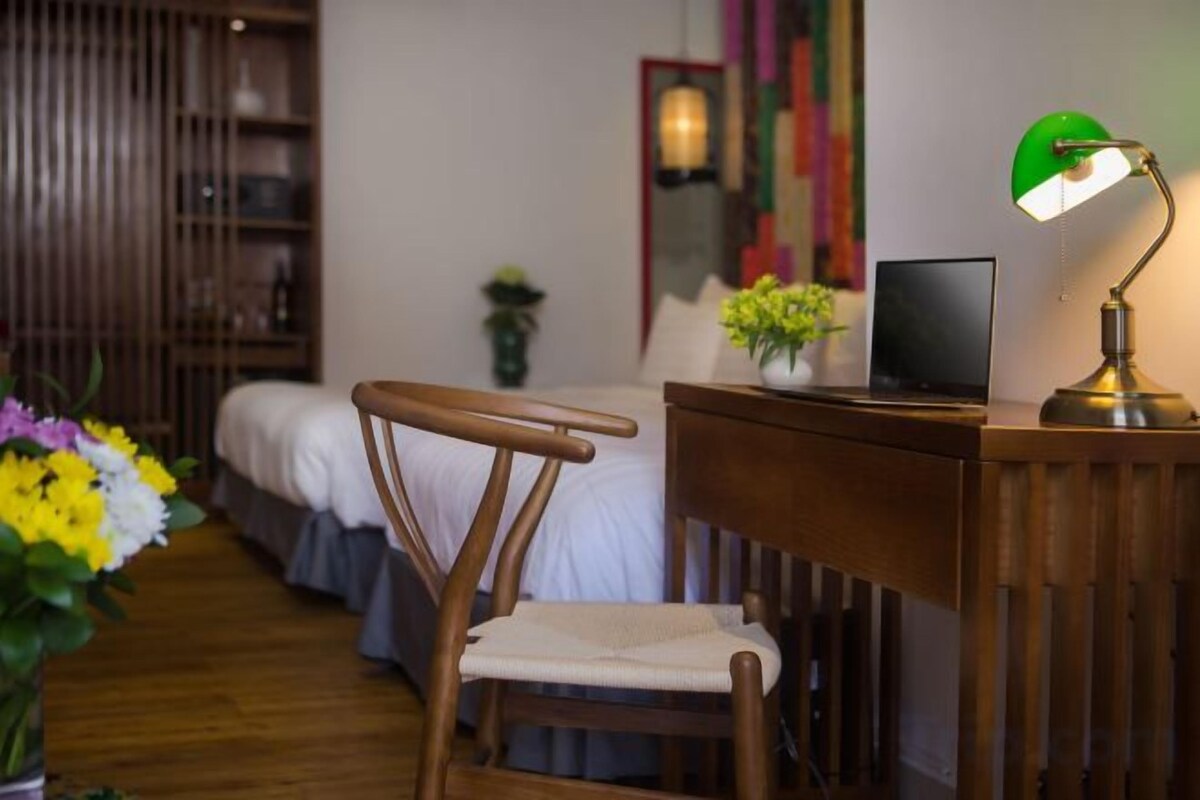 Memory foam beds, minibar (some free items), in-room safe, desk