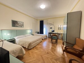 Mobiliario individual, escritorio, cortinas opacas