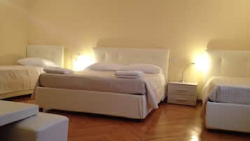 1 habitación, muebles diferentes, escritorio y cortinas blackout