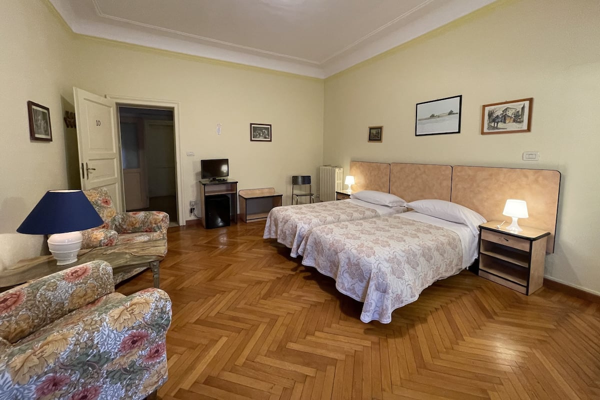 1 habitación, muebles diferentes, escritorio y cortinas blackout