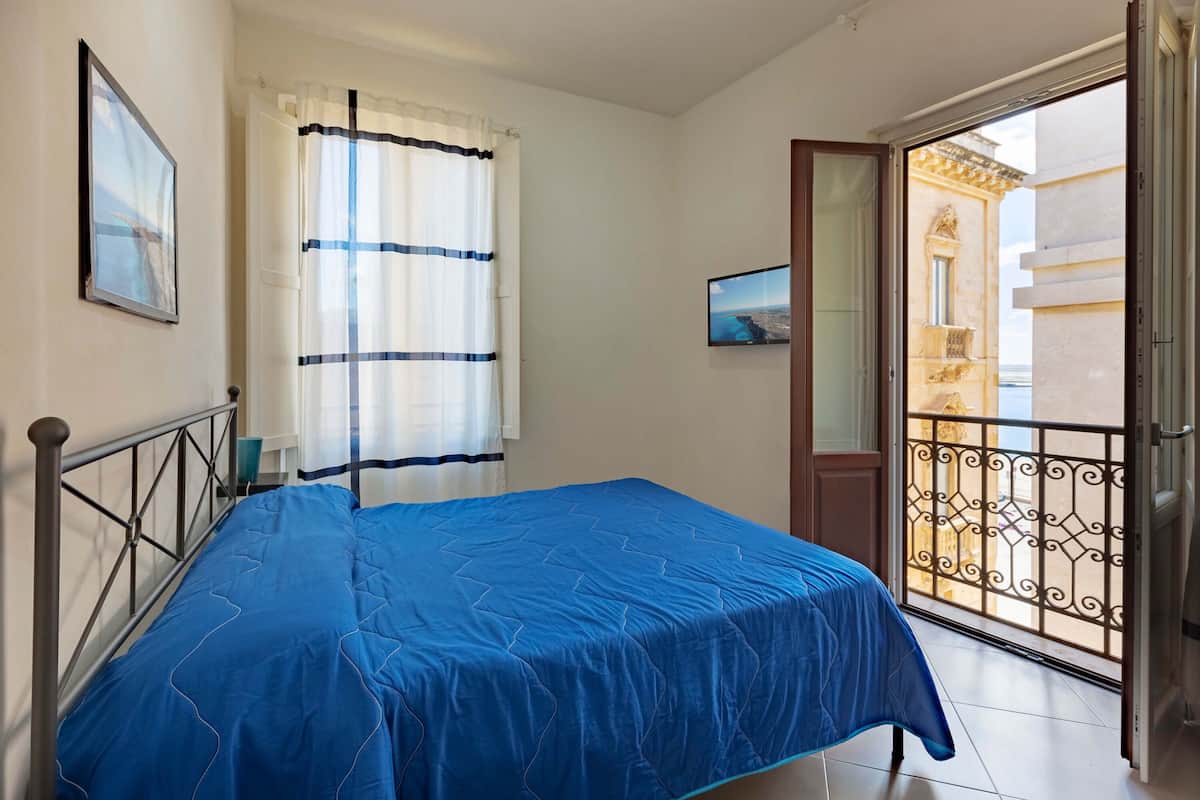 Deluxe Room | Premium bedding, down comforters, iron/ironing board (on request)