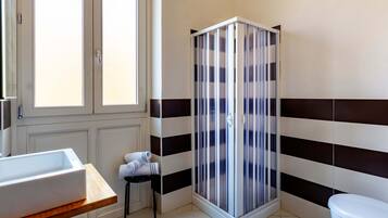 Deluxe Room | Bathroom | Shower, rainfall showerhead, free toiletries, hair dryer
