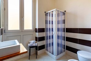 Deluxe Room | Bathroom | Shower, rainfall showerhead, free toiletries, hair dryer - Marina Bay (Trapani)
