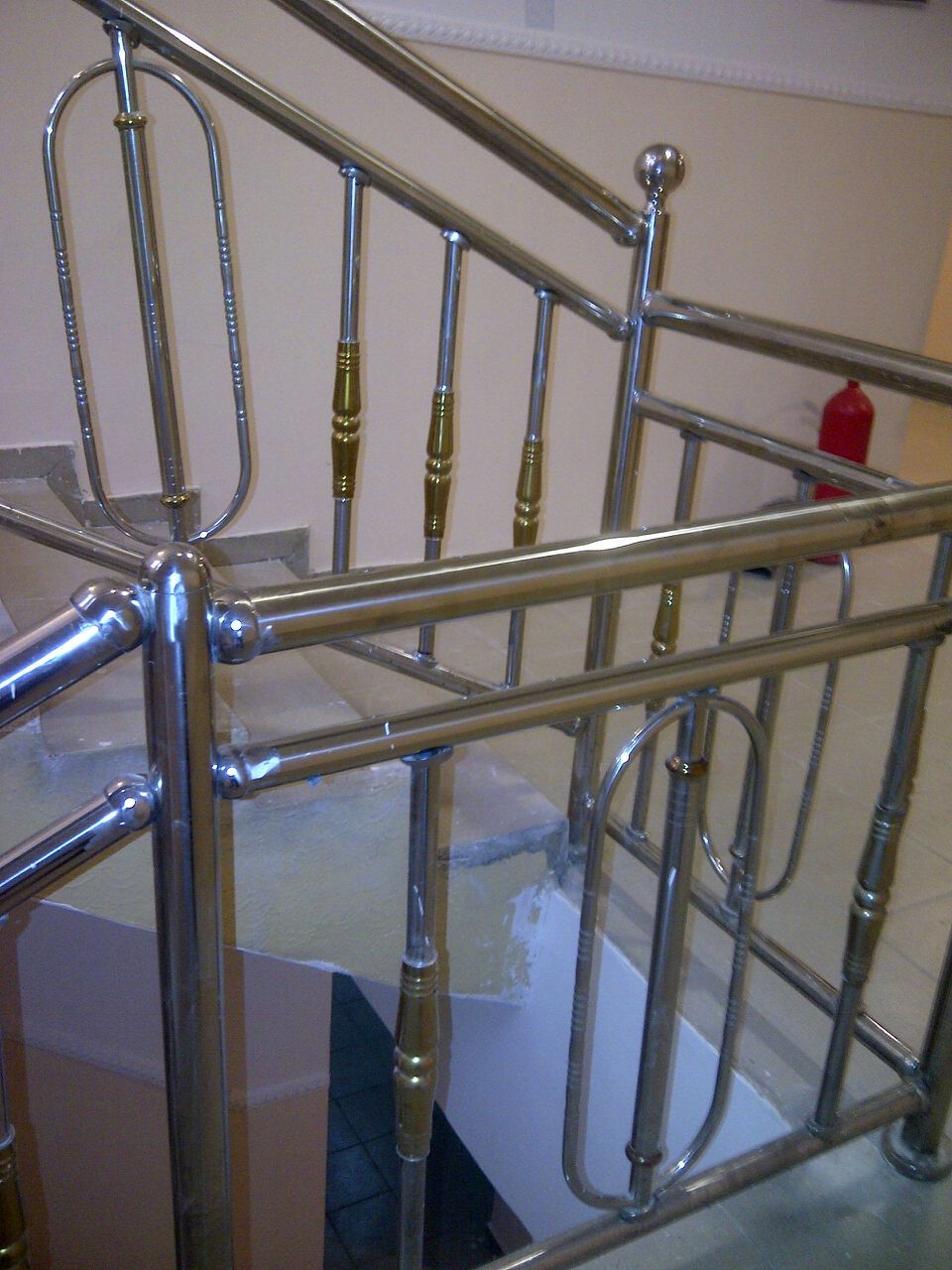 Una escalera de metal con barandilla y balaustres.