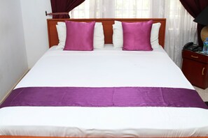 Standard Room | Desk, blackout drapes, WiFi (free) - Blue Gum Hotel (Ja-ela)