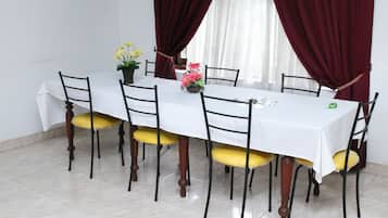 S'hi serveixen plats de cuina internacional