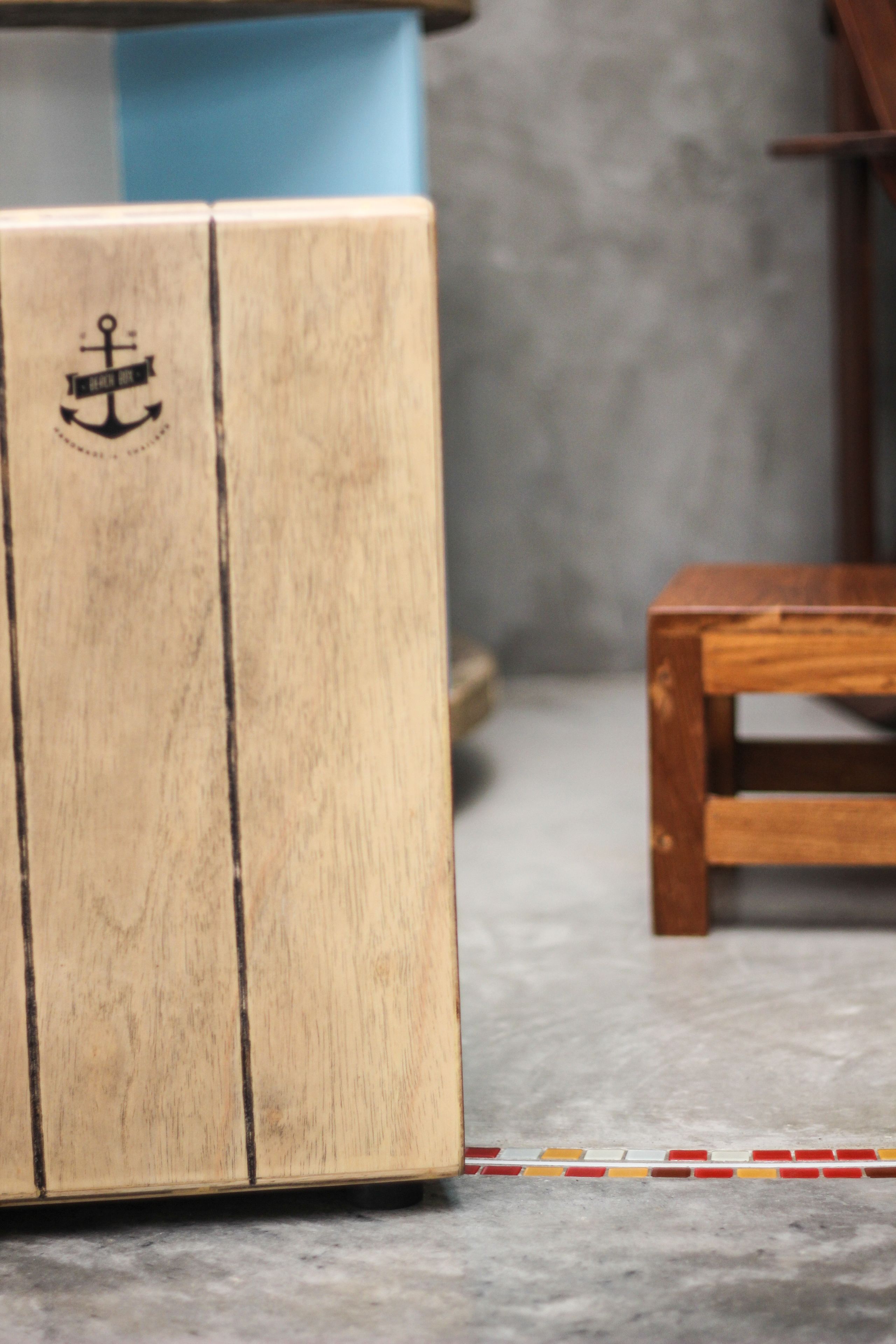 Un meuble en bois orné d’un symbole d’ancre marine.