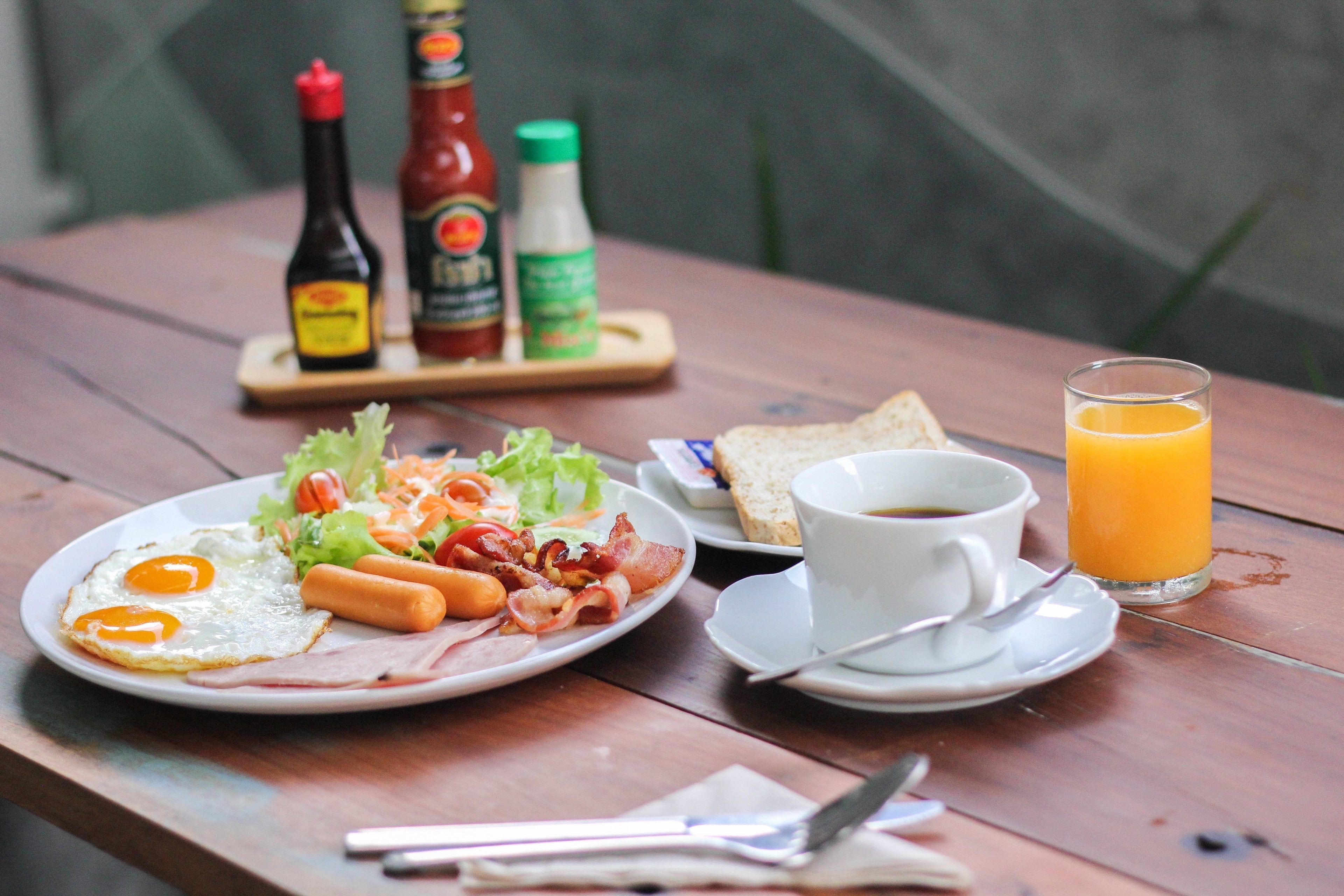 daily cooked-to-order breakfast (thb 150 per person)