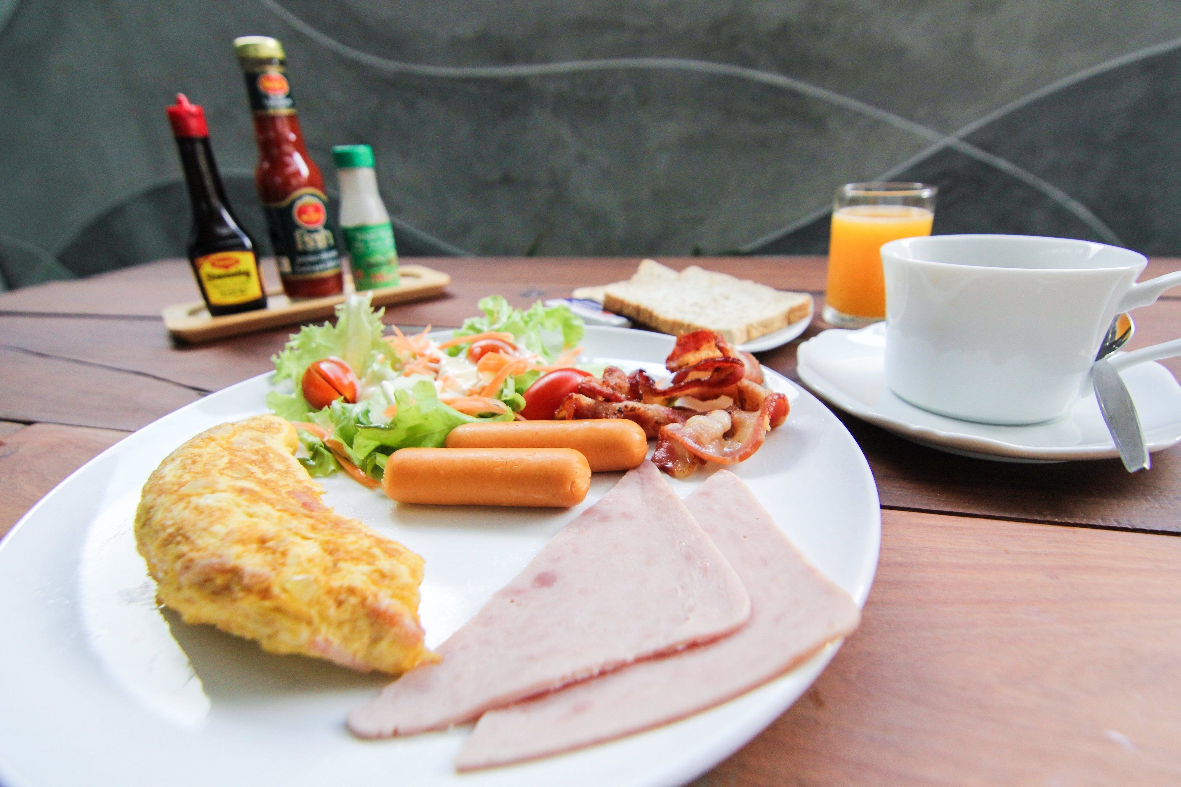 daily cooked-to-order breakfast (thb 150 per person)