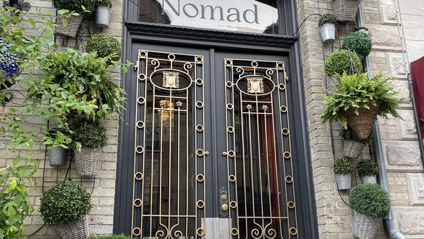 A hotel entrance with a sign reading "Nomad Hotel". - Hôtel Nomad - Vieux Québec (Québec City)