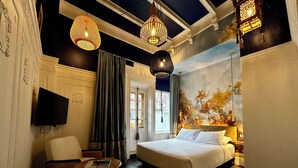 A hotel room with a bed, a chair, a table, and a TV. - Hôtel Nomad - Vieux Québec (Québec City)