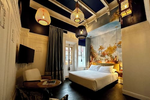 Chambre Thématique, 1 lit Queen | Literie de qualité supérieure, décoration personnalisée