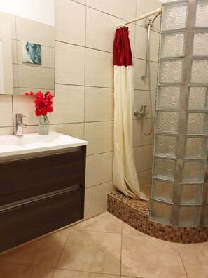 Double Room, 1 Katil Raja (King), Private Bathroom, Garden View | Bilik Mandi | Pancuran mandi, kelengkapan dandanan diri berjenama, pengering rambut 