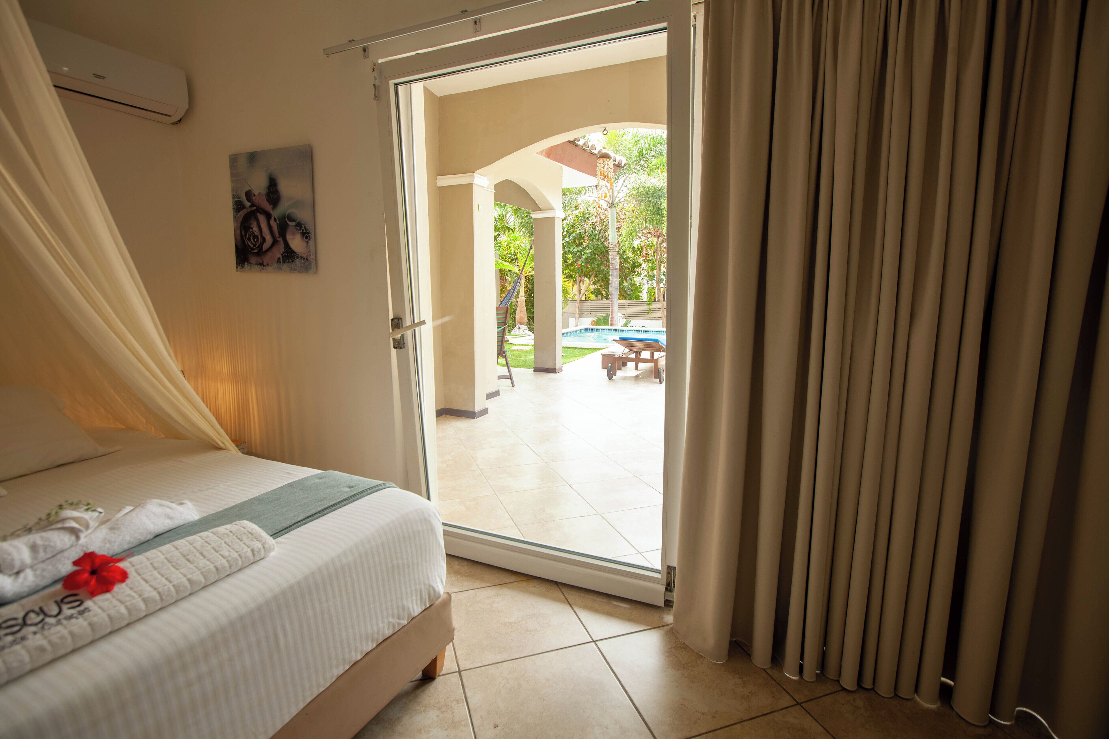 Kahden hengen superior-huone, oma kylpyhuone, näköala uima-altaalle | 1 makuuhuone, Select Comfort -patjalliset sängyt, tallelokero huoneessa