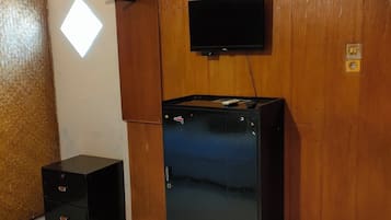 Premium bedding, iron/ironing board, rollaway beds, free WiFi
