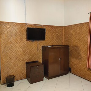 Premium bedding, iron/ironing board, rollaway beds, free WiFi - Hotel Makuta (Yogyakarta)