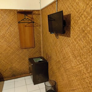 Standard Twin Room | Premium bedding, iron/ironing board, rollaway beds, free WiFi - Hotel Makuta (Yogyakarta)