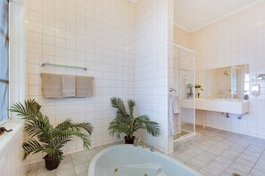 Deluxe Spa Room | Bathroom | Free toiletries, towels